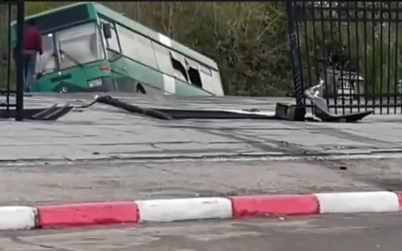 В Рудном автобус без водителя укатился в парк аттракционов