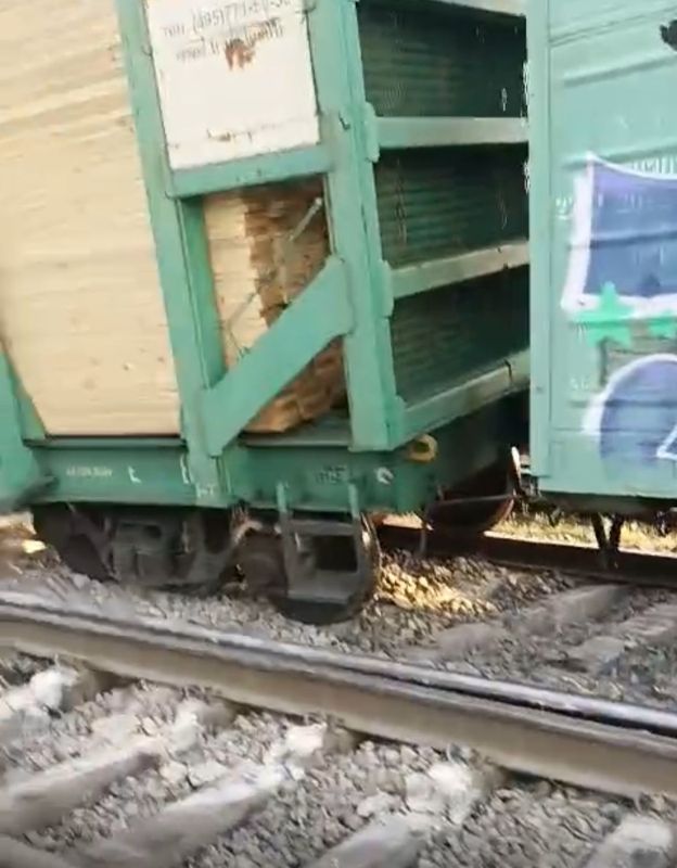 Грузовые вагоны сошли с рельс на станции Турксиб в Жамбылской области