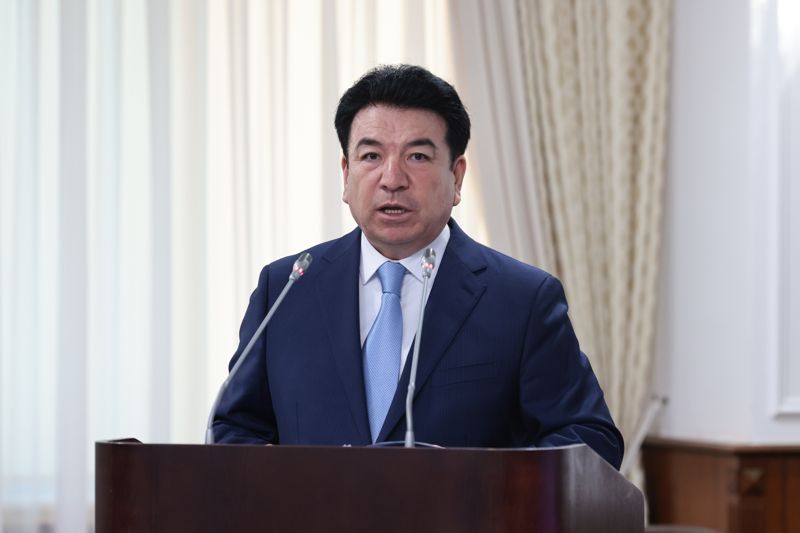 «Тогда был молодым папой»: министр просвещения рассказал, как относится к школьным выпускным