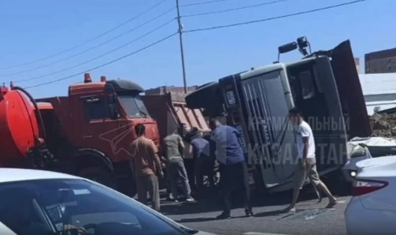 Пассажир погиб на месте: жуткое ДТП КамАЗа и пикапа под Атырау