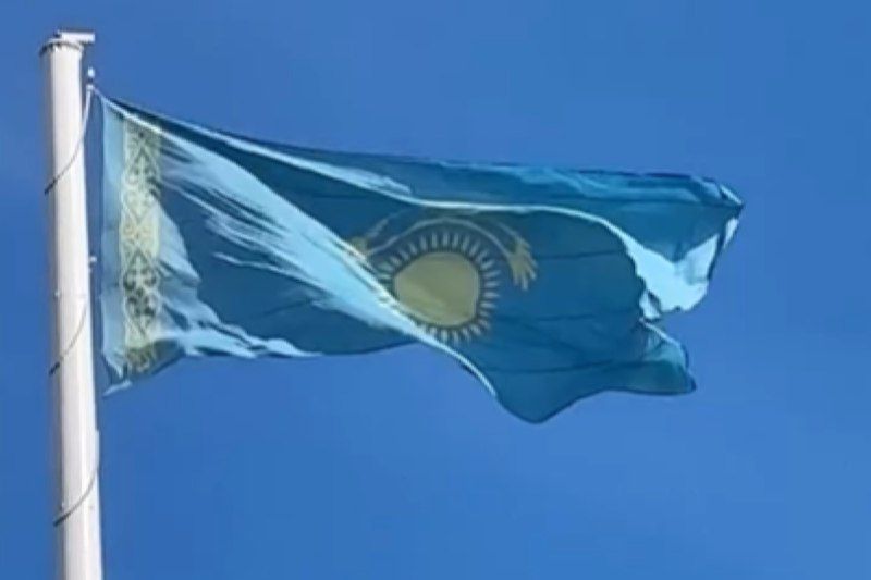 В Атырау вывесили перевёрнутый флаг