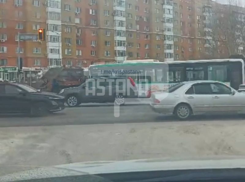 Проехал на красный: в Астане маршрутный автобус влетел в грузовик
