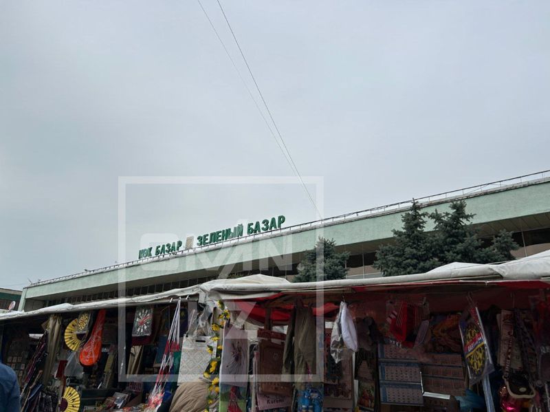 “Люди обнищали”: как продавцы на Зелёном базаре за прилавки боролись