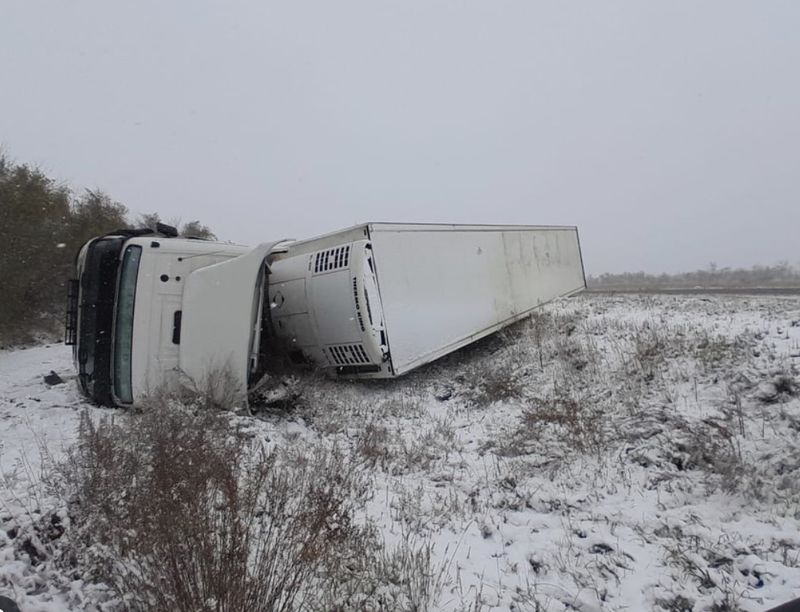 На трассе Щарбакты — Павлодар опрокинулся грузовик
