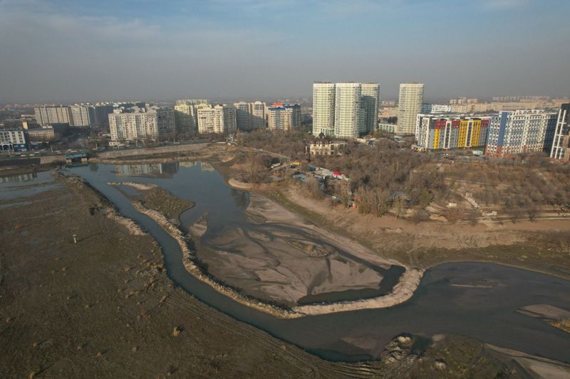 На Сайране в Алматы сняли понтонные мосты