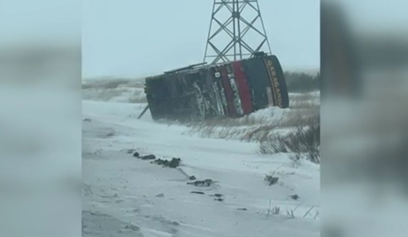 Резкий порыв ветра опрокинул автобус в Карагандинской области