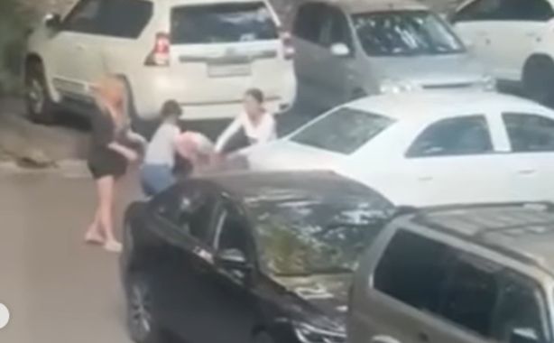 Малышки на миллион: две девушки устроили жёсткую драку в алматинском дворе