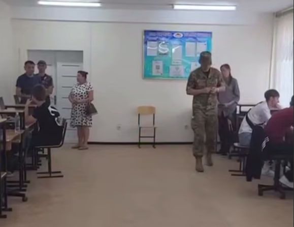 Военкомат нагрянул на экзамен в Костанае: департамент дал разъяснение
