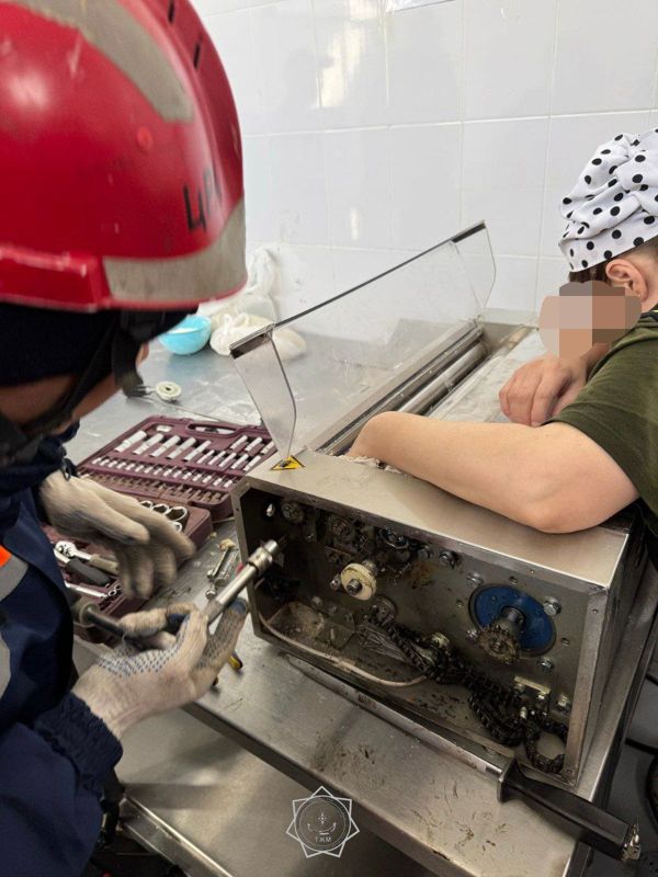 В тестораскаточную установку затянуло руку астанчанки