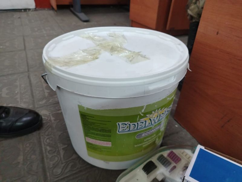 В Семее пытались передать в колонию смартфоны в банке с краской