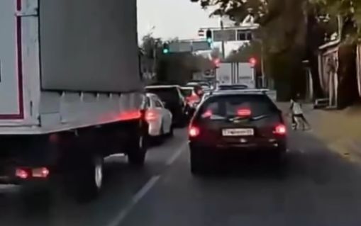 В Алматы ребёнок на велосипеде выехал на проезжую часть