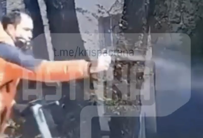 В Алматы самокатчик брызнул перцовкой в лицо водителю и уехал