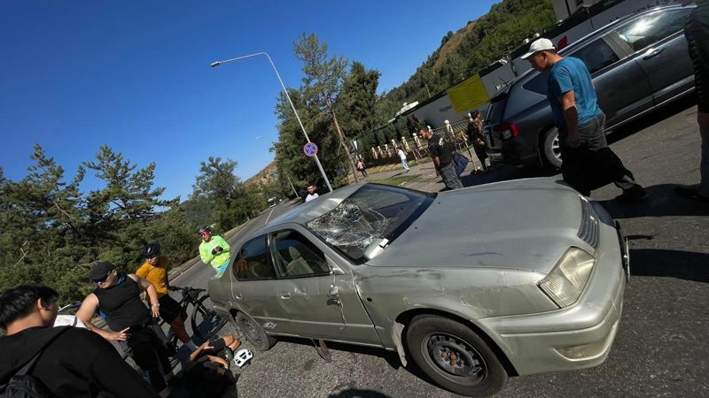 На спуске с Медео машина сбила велосипедиста: атлет в критическом состоянии
