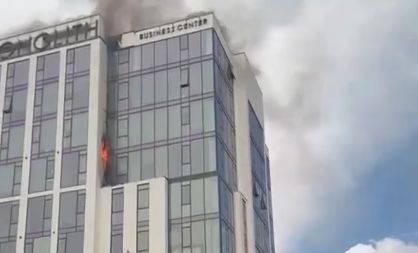 В Астане загорелся бизнес-центр «Монолит»