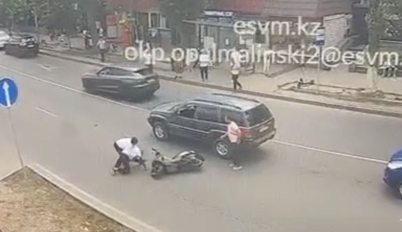 Вор на краденом мопеде протащил полицейского по асфальту в Алматы