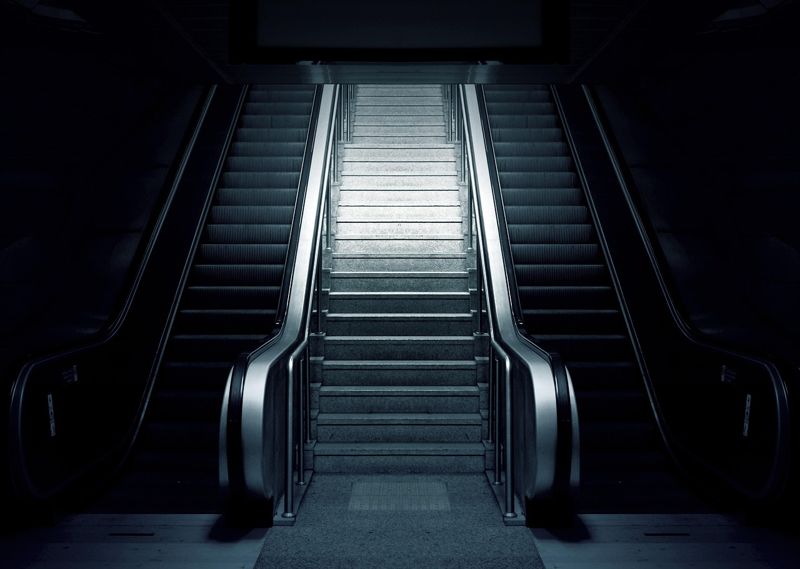 Ребенок упал с эскалатора в аэропорту Шымкента