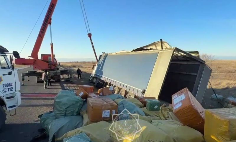 Гружёная фура из Кыргызстана перевернулась на трассе в ЗКО