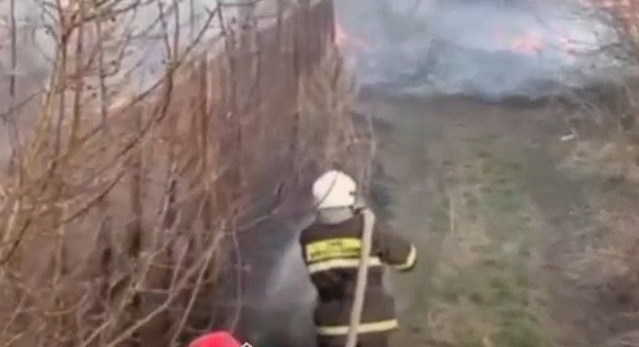 Дачные домики и сухостой горят близ Павлодара