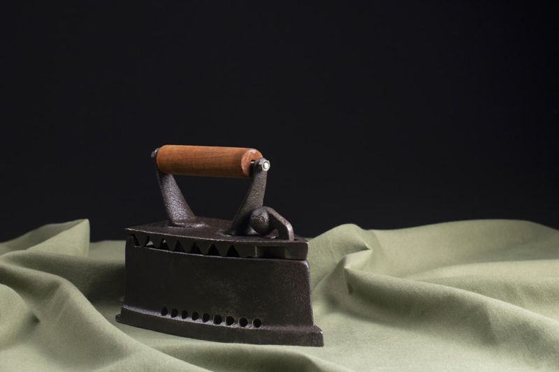 Девочку прижгли утюгом в Костанае: под подозрением воспитатель соццентра