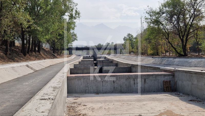 В акимате объяснили, почему на Большой Алматинке красят бетонные плиты