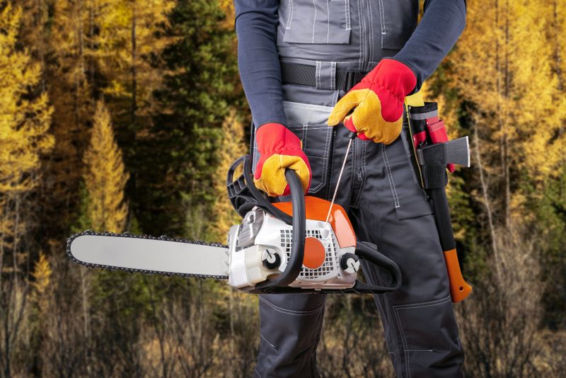 Мужчина с бензопилой кидался на людей на АЗС в ЗКО