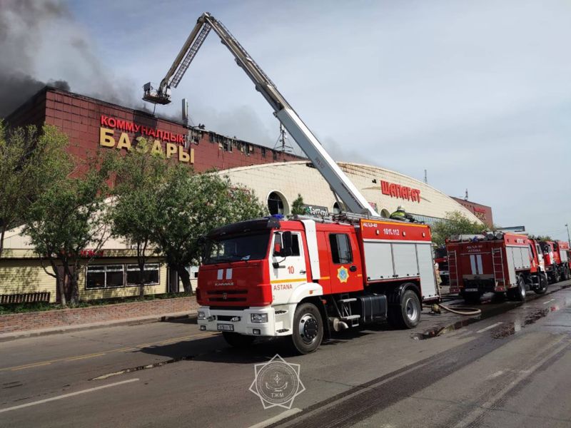 В Астане горит рынок "Шапагат"