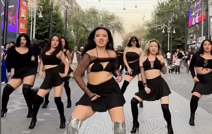 Секси-танец на каблуках: девушек в откровенных нарядах с Арбата увезла полиция