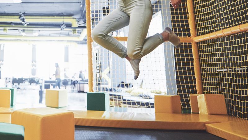 Неудачное сальто: 18-летняя девушка получила травму на батуте в Караганде