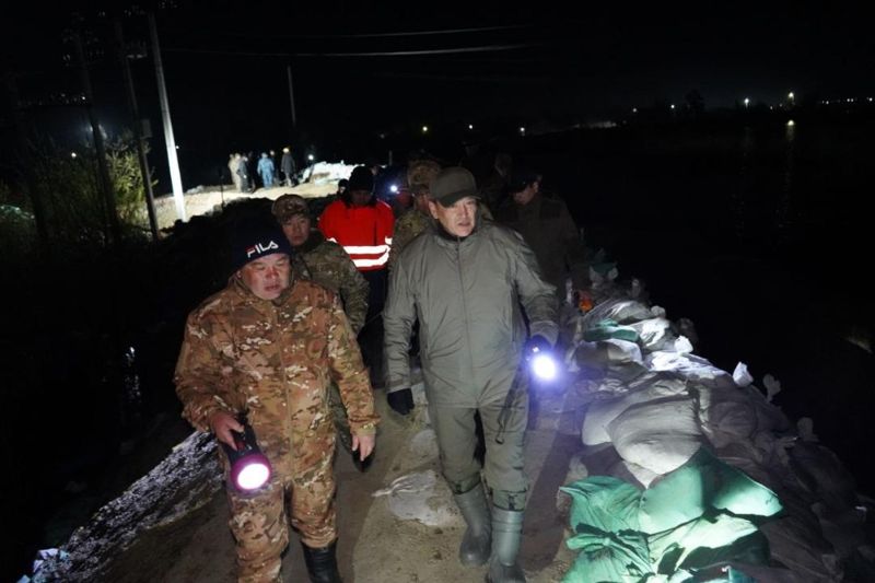 Задача по сохранению дамбы выполнена: в селе Тепличное продолжают борьбу с половодьем