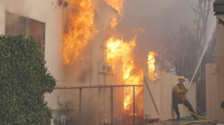 Крупнейший пожар в истории полыхает в Лос-Анджелесе. Пять человек погибли