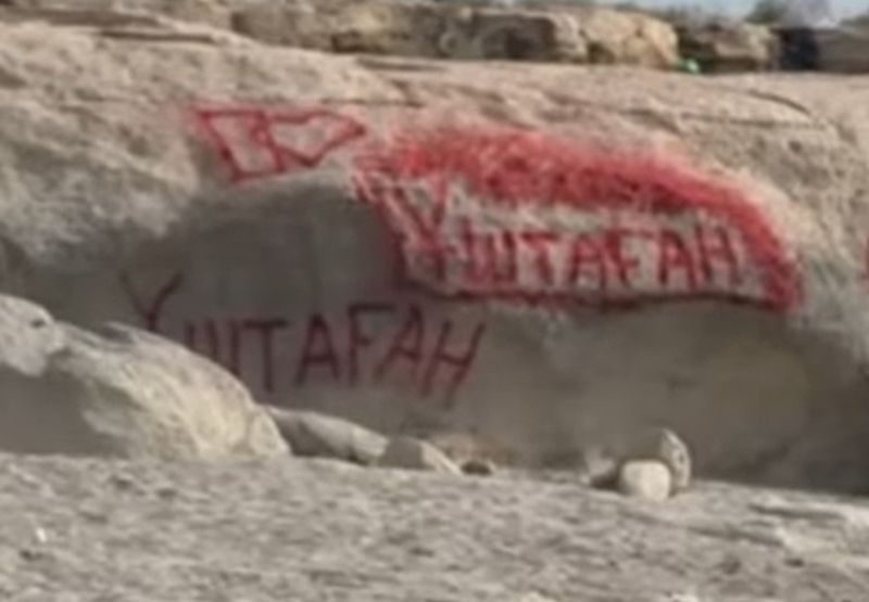 Очень любит Уштаган: сельчанина оштрафовали за надпись на скале в Мангистау