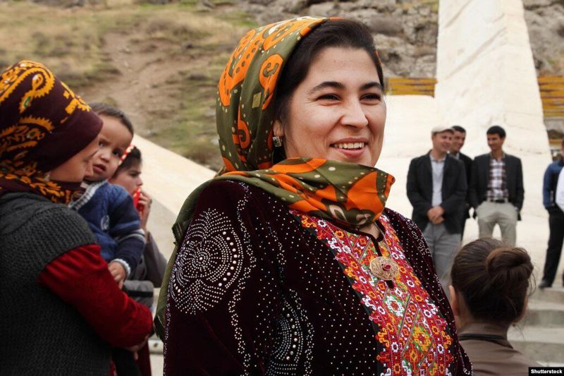 Жёлтые платки и платья: в Туркменистане ужесточили дресс-код для женщин