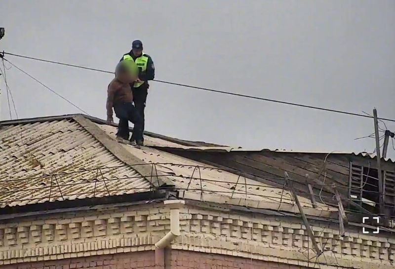 Пытался залезть в квартиру: пьяный мужчина хотел спрыгнуть с крыши в Кокшетау