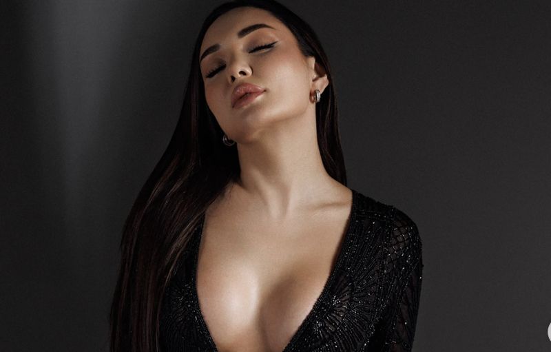 Жания Джуринская свела поклонников с ума в платье с глубоким декольте