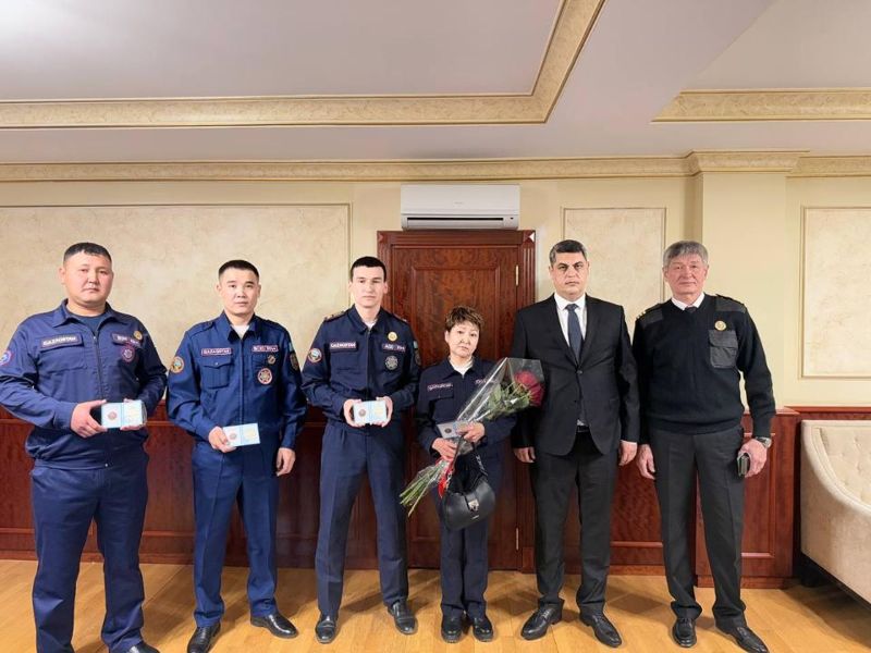 Крушение самолёта Azal под Актау: награды министра по ЧС Азербайджана вручили казахстанским спасателям