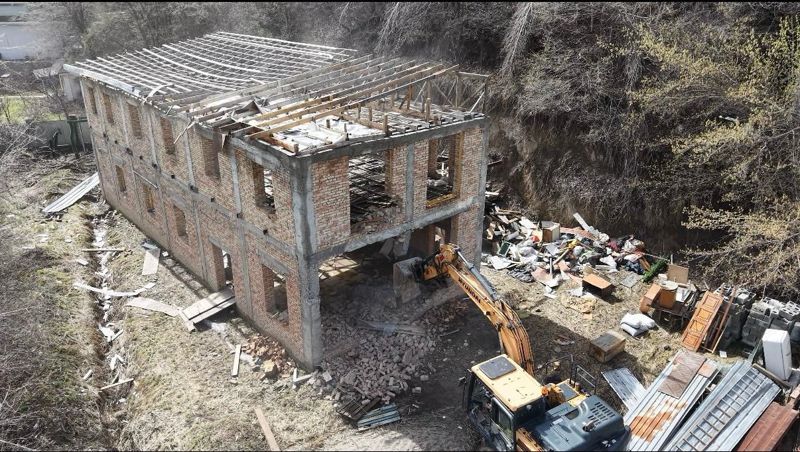 Двухэтажный таунхаус сносят в Алматы