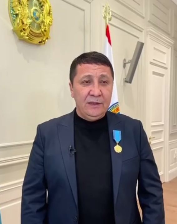 Герою, спасшему сотрудницу аэропорта в Алматы, вручили медаль и денежное вознаграждение