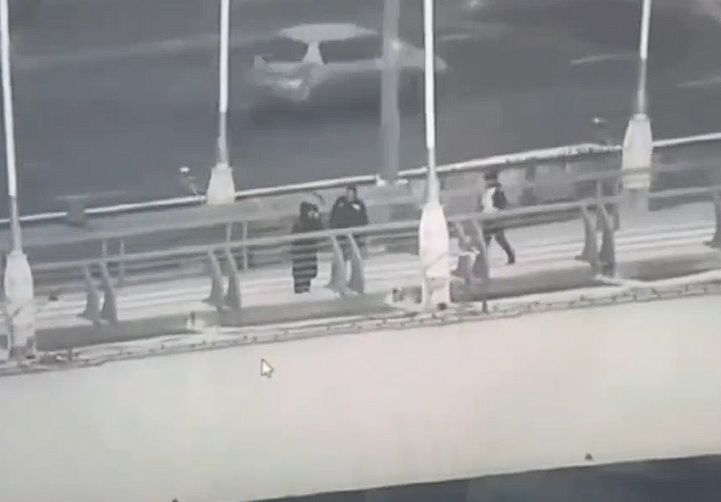 Жасөспірім Астанадағы көпірден секіру тырысты