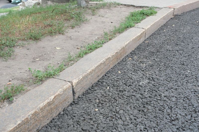 При строительстве BRT на проспекте Райымбека заменят повреждённые бордюры