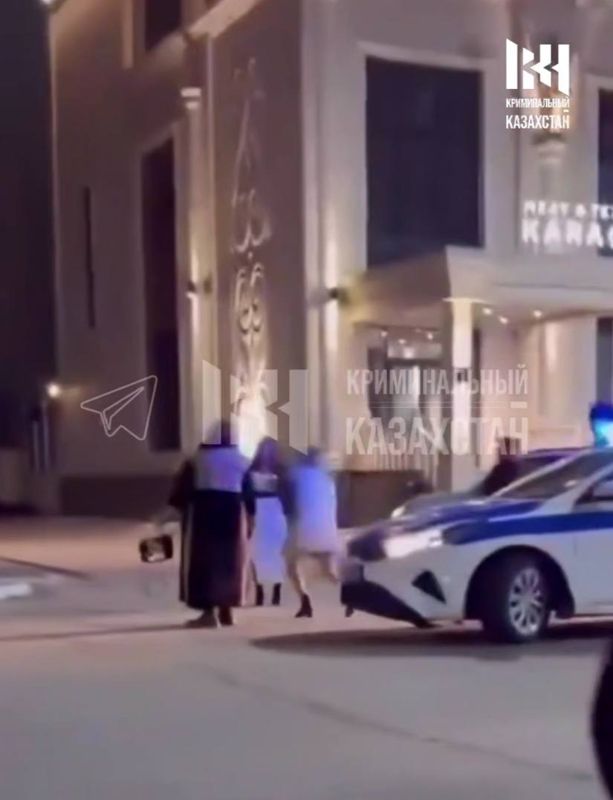 Драку трансгендера и девушки засняли в Уральске