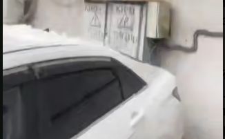 В Алматы с крыши дома упал лёд и повредил авто