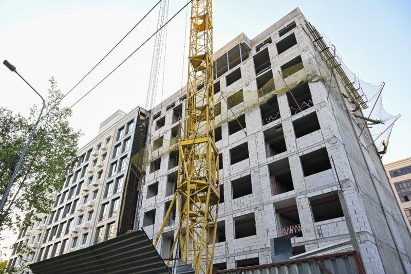 После падения облицовки дома в Казахстане усилят ответственность стройкомпаний