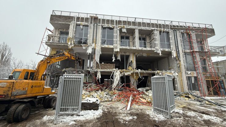 Трёхэтажное здание сносят в Алматы