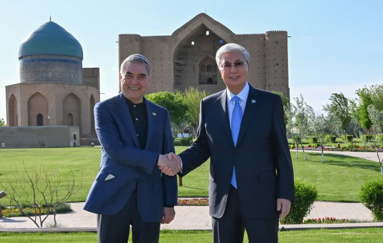 Токаев и Бердымухамедов посетили мавзолей Ходжи Ахмеда Ясави