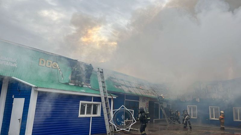 Двухэтажное кафе тушили в одном из сёл Западно-Казахстанской области