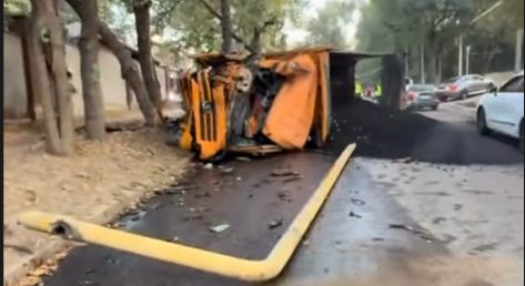 В Алматы грузовик врезался в газовую трубу и дерево, после чего перевернулся