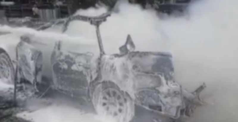 В Шымкенте вспыхнул автомобиль: один человек получил ожоги