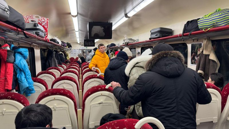 Более 500 пассажиров перевезут на поездах из-за закрытых трасс