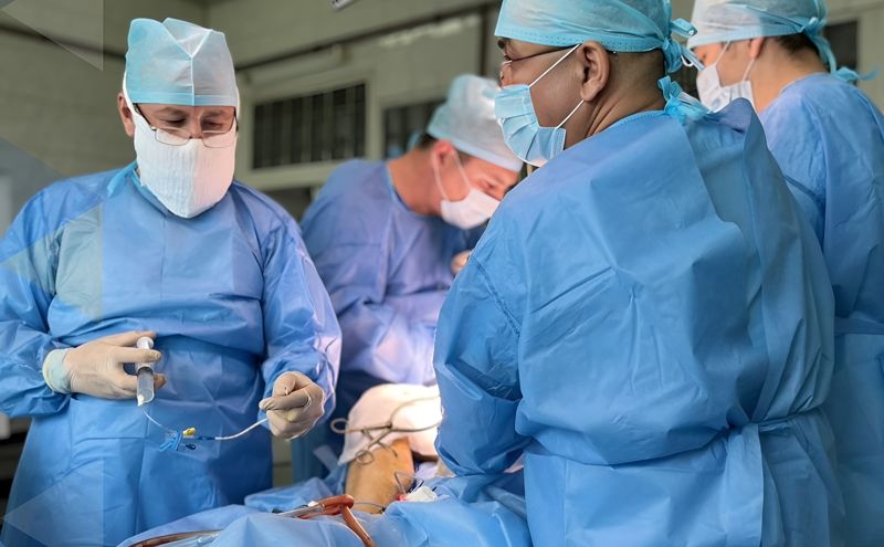 Алматинские хирурги спасли пенсионерку от ампутации