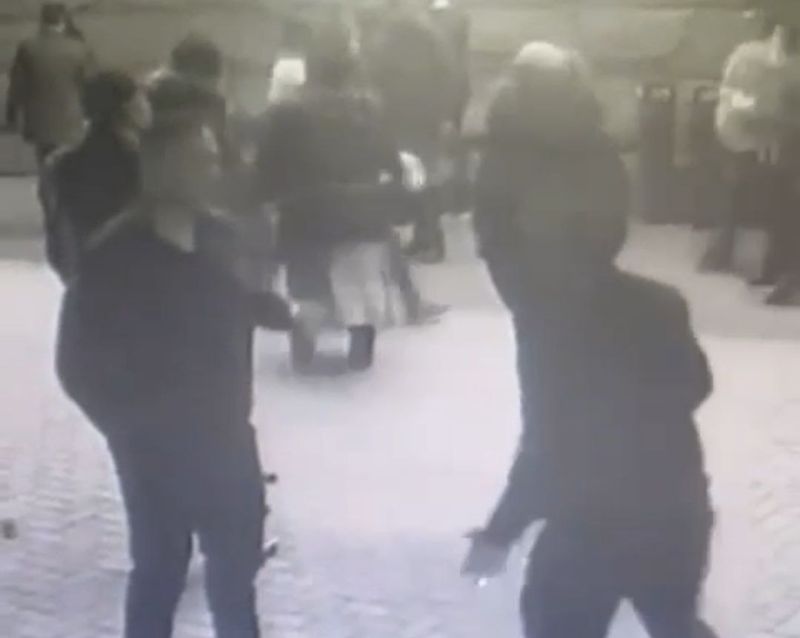 Скончался полицейский: кадры разгара конфликта с разных ракурсов появились в сети